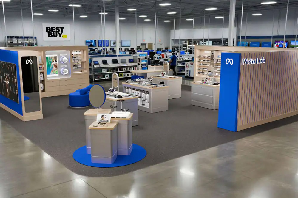 Un visor VR Meta Quest y unas gafas inteligentes Ray-Ban Meta exhibidos juntos en una tienda pop-up.