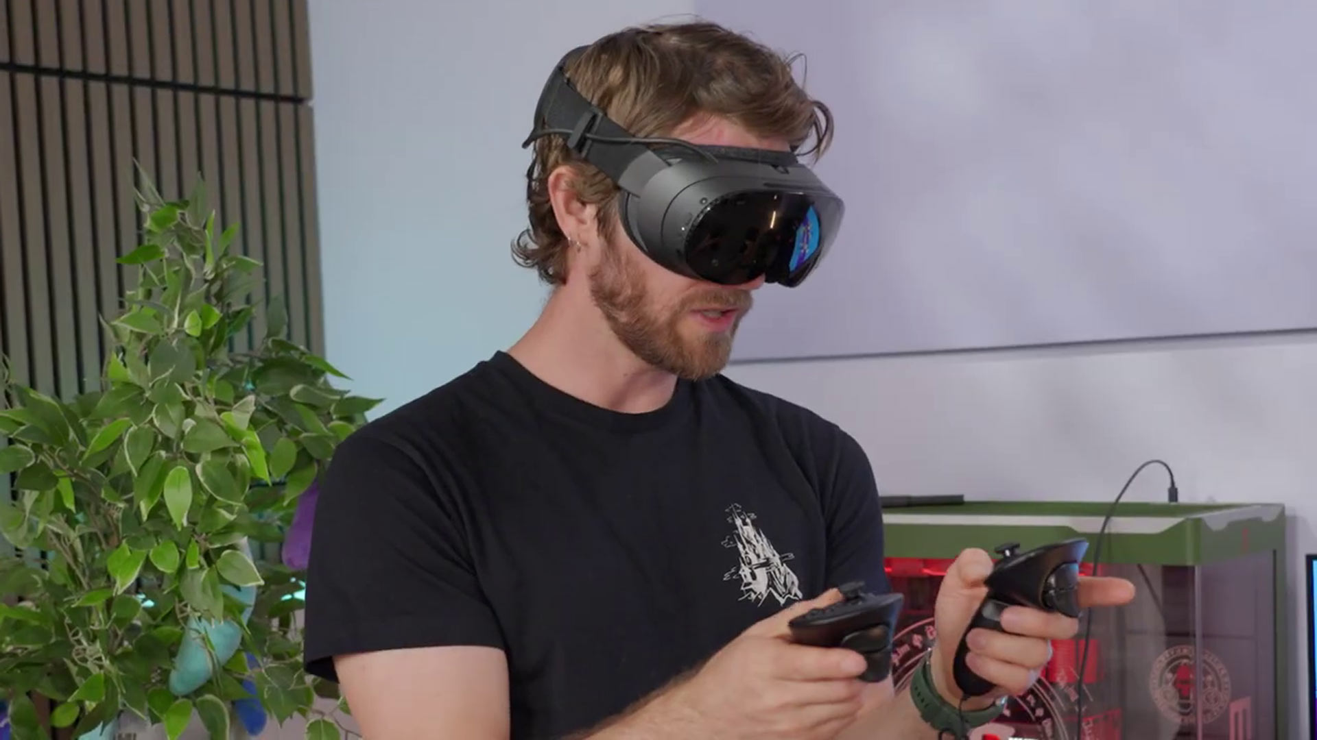 Un utente prova Steam Frame, un nuovo headset VR, con controller e accessori
